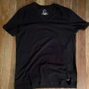 Mens nike black dri fit v neck t shirt. Xl.